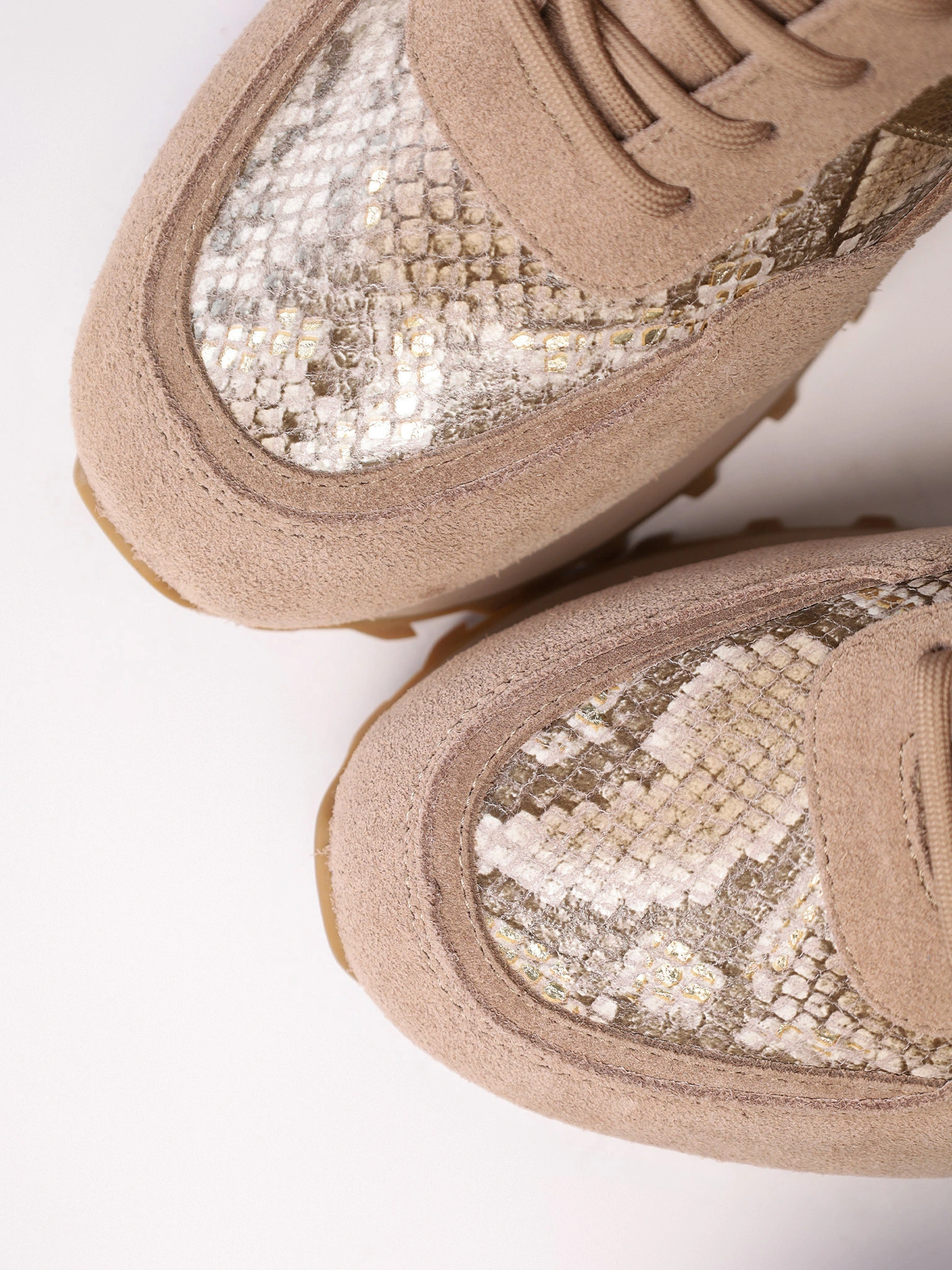 Кроссовки комбинированные темно-розового цвета с оторочкой на рельефной подошве